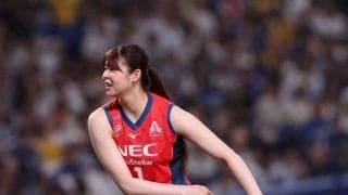 「ドアラさん背伸びしてて可愛い」始球式で見事ノーバンの１８４ｃｍ８頭身女子　大役後の２ショットに反響「ほんとだ！」「なんか背が高いと思ったら」
