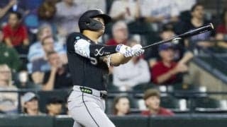 村上宗隆がジャッジに並ぶ１４号！３試合ぶりの一発に敵地騒然　直前に打席で虫を退治→視界クリアでバックスクリーンにたたき込む　３安打で快勝に貢献→首位に０・５Ｇ差