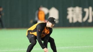 【巨人】折れたバットの破片が遊撃方向へ…泉口友汰は避けながら捕球に向かうもボール収められず