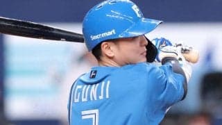 球審ヒヤリ　郡司の折れたバットが頭部直撃　球場騒然、レイエス、日本ハムトレーナーが駆け寄る　ヘルメット着用で大事に至らず