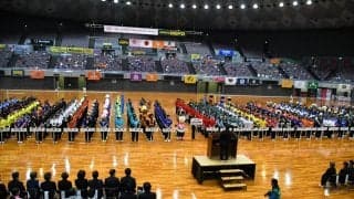 ママさんバレーの新たな全国大会が開幕　被り物で入場行進など「楽しむバレー」を展開