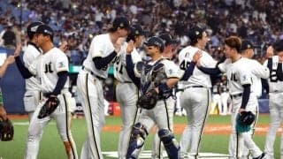 紳士だね！オリックス　身長２１３センチのジェリーが１７０センチの森に見せた配慮　チームから愛される新外国人選手の人柄が伝わるワンシーン