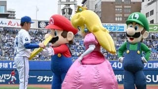 【DeNA】石田裕が「ハテナブロック」塁ベースの贈呈式にマリオ、ルイージ、ピーチ姫と参加