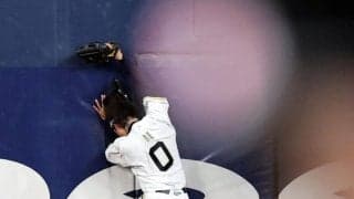 オリックス・渡部　守備で左中間フェンス激突、その裏に代打送られ退く　治療後にプレーに一時復帰も　球団「現在は安静にしながら様子を見ています」と発表