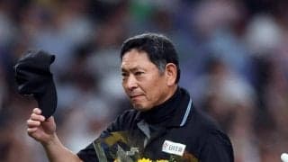 真鍋勝己審判員が通算３０００試合出場を達成　五回終了時に花束を贈られる　場内が拍手で祝福　オリックス－ロッテ戦