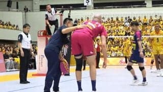 「痛っ！！」審判がフラッグで選手を“打ち付ける”珍光景 男子バレー、205センチポーランド代表が悲痛な表情を浮かべた真相に放送席も失笑