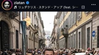 衝撃イメチェン！サッカーレジェンドＦＷが丸刈りに　ファン「うそでしょ」背後で笑うＮＦＬ名選手がバリカン→長い髪がパラパラと…「美しい変化」