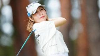 金田久美子がペガサスが描かれた新キャディーバッグ披露、美脚際立つスイング映像まで公開