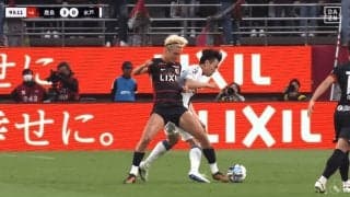 「吹っ飛ばした！」鈴木優磨の“激しくもフェアな”重戦車チャージに騒然！「容赦なし」「何でもできるな」戸田和幸も絶賛のボール奪取