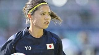 ｢唯ちゃんおめでとう｣｢良い笑顔！｣マンC女子MF長谷川唯の歓喜のハグショットに反響！｢誰だろう？｣「ケロリンだね｣10年ぶりリーグ優勝決定に祝福続々