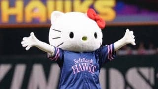 ハローキティが“コロコロ始球式”　山なりが届かず…球場どよめくも「めっちゃ可愛い」