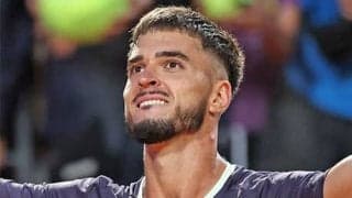  20歳の予選勝者がジョコ破る大金星 