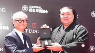 霧島、優勝額に「懐かしい」長女アヤゴーちゃんら家族と記念撮影　10日夏場所へ「精いっぱい」
