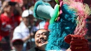 広島　ハナコ・岡部が始球式で６３キロノーバン投球　球場での囲み取材も初体験「こんな人生だとは」