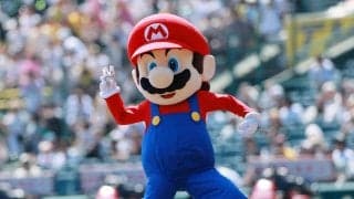 【阪神】マリオが聖地・甲子園で始球式　白い手袋をしたまま豪快ピッチ、スタンド「おおーっ」