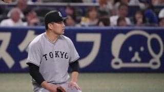 【巨人】痛恨…田中将大　挟殺プレーに挟み込むもまさかの走塁妨害で失点…その場に座り込む