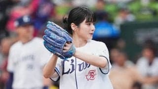 黒髪美女のハニカミ笑顔…ワンバウンドに“あわあわ”　可憐すぎる豪快投球に拍手喝采