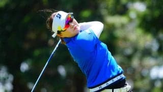 強風が吹いて全員がオーバーパー、通算２オーバーの福山恵梨が首位返り咲き、１打差２位に河本結ら