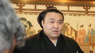 霧島、愛妻ら家族と優勝額記念撮影で連続優勝へ意欲　出稽古で負傷も「問題ない」不安一蹴