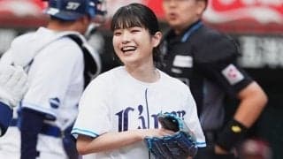 黒髪美女がペコリ→豪快投球に「ベタ惚れ」　ハニカミ笑顔にファン虜「最高すぎる」