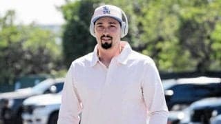ドジャース　先発復帰のスネルが爽やかピンクコーデ！クラブハウスへ近づくに連れて表情が変化　今季初先発　ロバーツ監督「楽しみ」