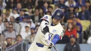 大谷翔平　第４打席で粘って粘って左前打　８球目をコンパクトに逆方向へ　３試合連続安打　左手気にするしぐさも
