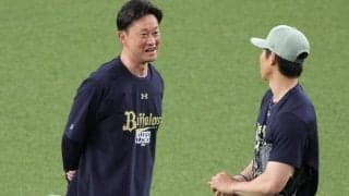 オリックス・岸田監督が４５歳バースデーで西川から祝福されて…