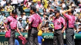【阪神】母の日仕様の審判が好ジャッジ　各国の「ありがとう」ちりばめる斬新デザイン着用