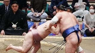 ３年ぶり十両の炎鵬、復帰初戦で白星　脊髄損傷の大けがで序ノ口転落…26センチ差対決制す