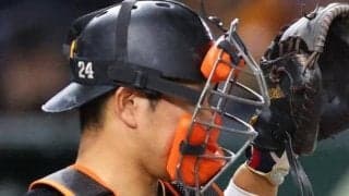 巨人　大城卓三捕手のヘルメットに中日・木下がスイングしたバットが直撃　球場騒然もプレー再開　試合後に阿部監督も気遣う