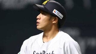 ソフトバンク・柳田悠岐が再び死球で負傷交代　ロッテ・益田のカットボールが１日楽天戦に続き右膝付近に　球場騒然　足ひきずりながら一塁へ