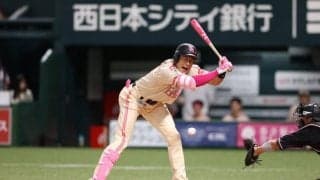 鷹・柳田悠岐が右膝死球で途中交代　楽天戦に続き再び…復帰4試合目、場内騒然