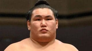 横綱豊昇龍にアクシデント　高安に敗れ右足負傷　自力で歩けず車いすで診療所に　無言で国技館去る　直前にらみ合いの異様ムードの中での取組で波乱　館内騒然