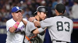 【巨人】大城卓三のヘルメットにバット激突…試合後は氷のうを持って歩いてバスへ