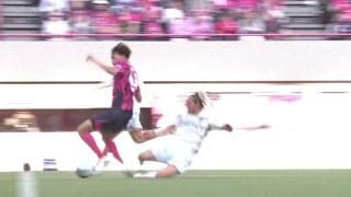 「レッドだろあんなの」「足裏は見せてない」長崎MFがハードな“後方タックル”でカウンターストップ→イエロー判定でファン物議
