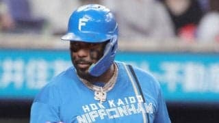 日本ハム・レイエス　ピンクバットで母の日弾　頬に母と妻のイニシャル「特別な日に打つことができてうれしい」  