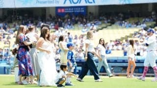 ド軍ナインの妻がグラウンド集結　「母の日」で一斉始球式…記念写真も撮影