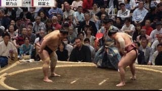 力士の背後に“イケメンすぎる”タレントの姿 いつまでも“若々しい姿”に「47歳に見えない」驚きの声