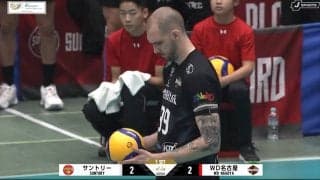 男子バレー、客席にダイレクトで飛び込む驚きのサーブ 異例の光景 元日本代表「体育館のズレであったりとか」