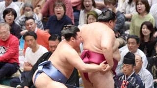 高須克弥院長がドラえもんの赤ニット姿でパートナーの西原理恵子氏と夏場所観戦「今日も派手ね」