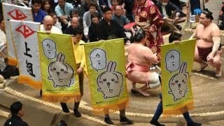大相撲客席で常連の著名人が熱視線　ピンクのニットで存在感際立つ「目立ってるぅ」「ドラえもんが気になる」
