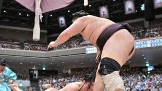 元大関・朝乃山が連勝かと思いきや物言い　軍配差し違えで初黒星に「負けは負け」