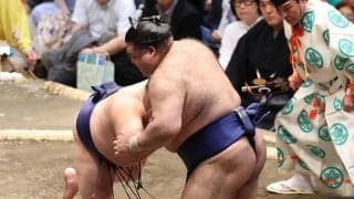 高安初黒星で負傷か「ちょっと落ちたときに」勢いよく土俵から落下…足を引きずり支度部屋へ