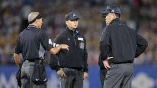 阪神　伏見にサンタナのスイングしたバットが左肩付近に直撃　後逸して走者が二塁へ進むも一塁へ戻して再開　危険スイングとは判定されず