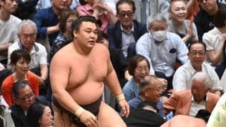 大関霧島が珍しい形で無傷３連勝！土俵から足出た藤ノ川を投げ捨てる　決まり手は「上手投げ」から「寄り切り」に変更