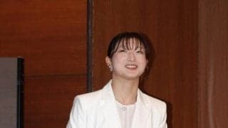 坂本花織が引退会見　スケート靴展示　開始前に報道陣に直筆メッセージカード「いつも寄り添っていただき、私の雑談にも付き合ってくださり感謝の気持ちでいっぱいです」