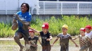 静岡ブルーレヴズの斎藤良明慈縁が田んぼで頭からダイブ…子どもたちとどろんこラグビー「童心に返った」…福田大晟も参加