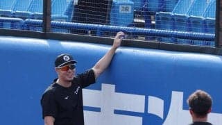 阪神・佐藤輝が神宮球場の外野フェンス確認　１２日の高寺先頭打者弾→ＳＮＳで話題「入ってないのでは？」　桐敷と手を伸ばして網を触る場面も