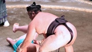 一山本「土俵にお金は落ちてなかったー。カァー」つるつるお肌にべっとり土の悔しい黒星