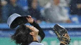 阪神・高橋遥人４試合連続完封ならず　「あ～」神宮の虎ファンため息　初回に３３イニングぶり失点　試合前から降り続けた雨の影響か